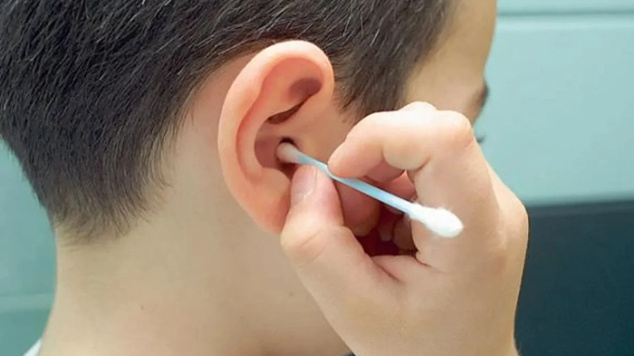 oído, oreja, cera, hisopo