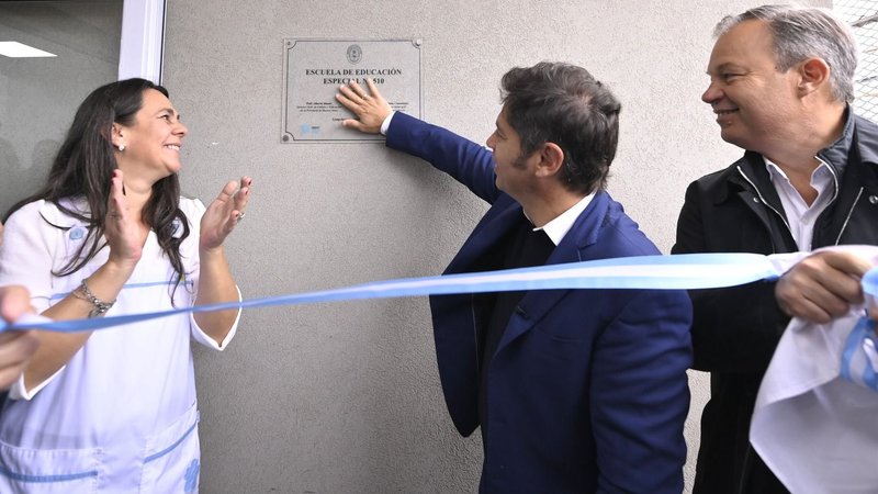 Más seguridad y educación: Kicillof inauguró un nueva escuela y entregó equipamiento para reforzar la seguridad local