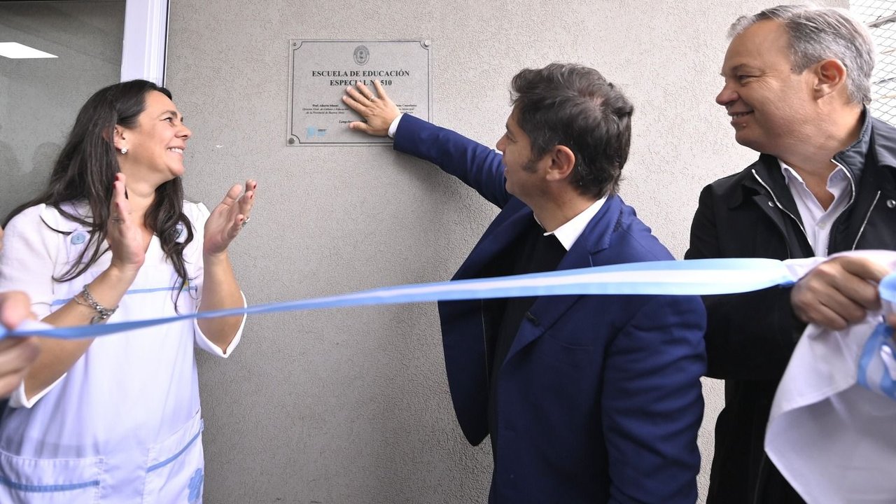 Más seguridad y educación: Kicillof inauguró un nueva escuela y entregó equipamiento para reforzar la seguridad local