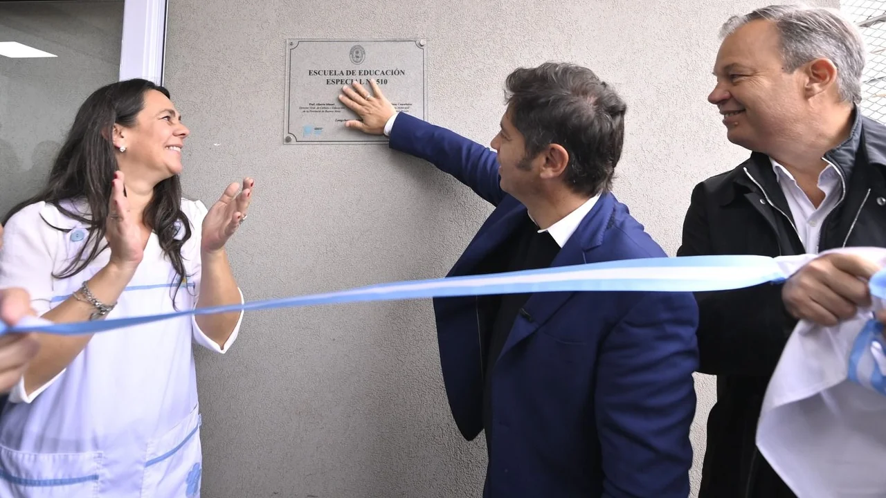 Más seguridad y educación: Kicillof inauguró un nueva escuela y entregó equipamiento para reforzar la seguridad local