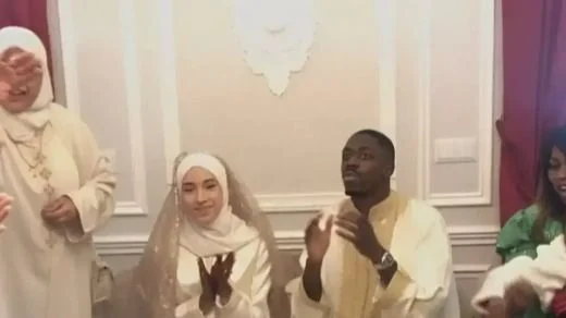 Rima Edbouche junto a Ousmane Dembelé, en su casamiento.