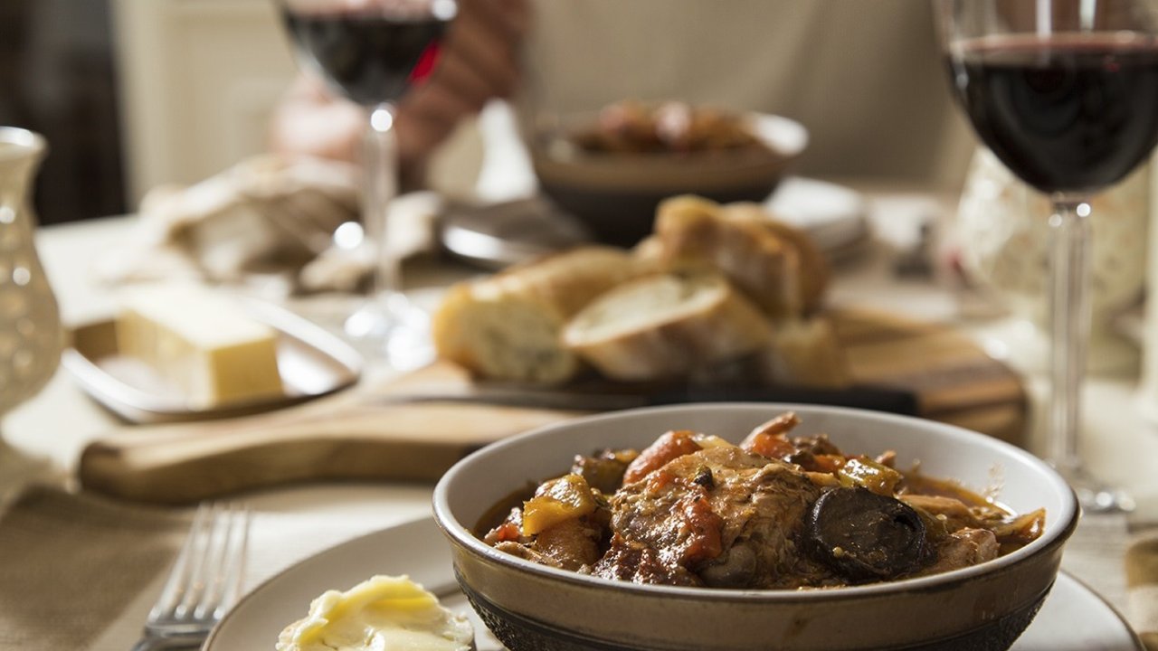 Plato caliente con vino.