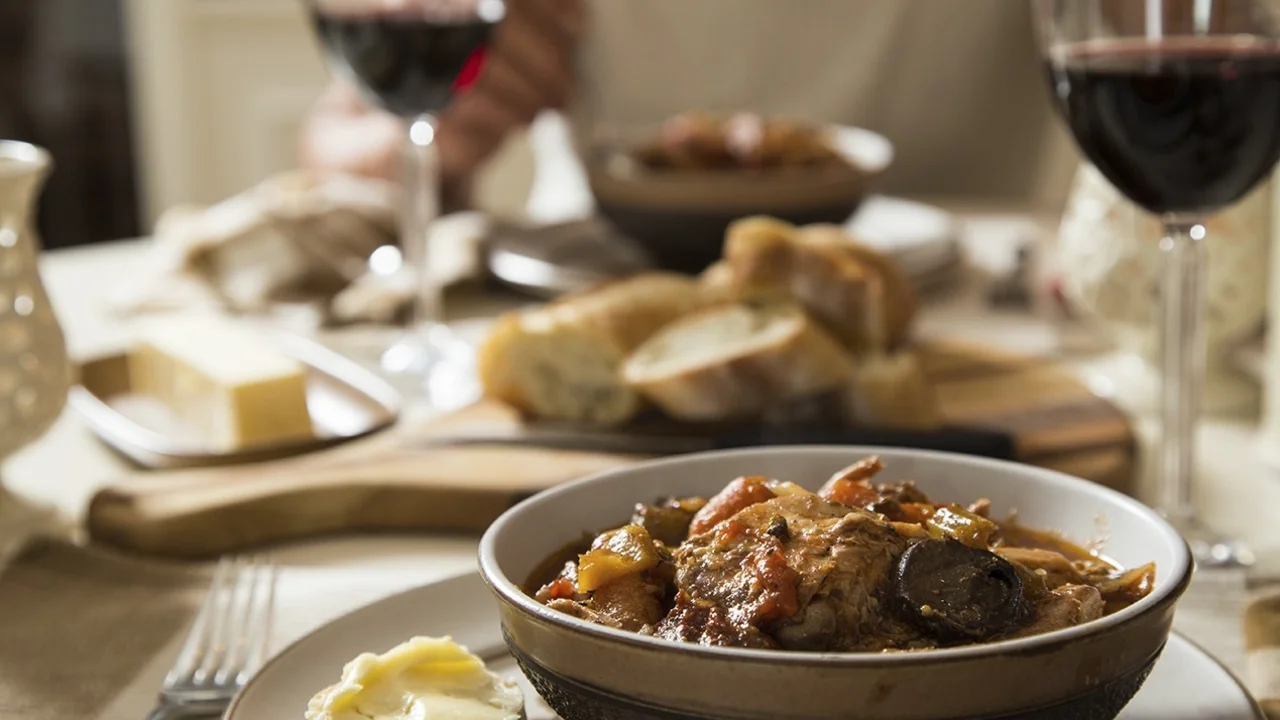 Plato caliente con vino.