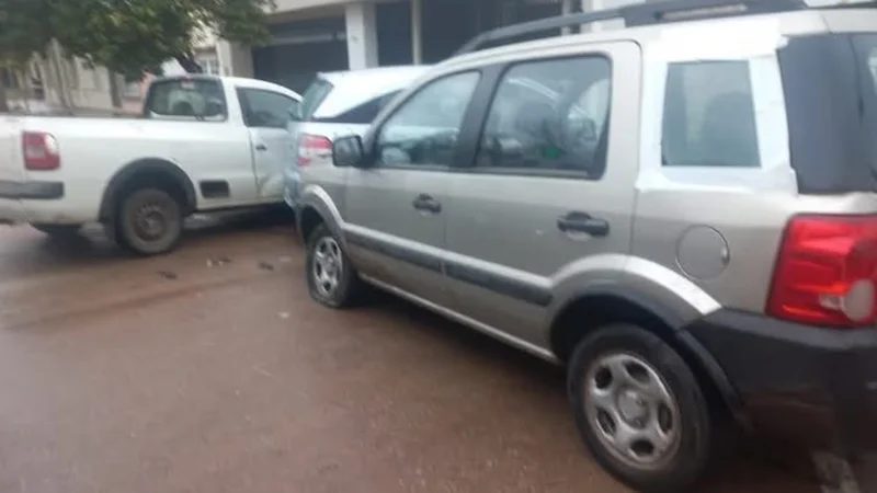 Tragedia: un hombre se descompensó mientras manejaba, chocó dos autos estacionados y murió