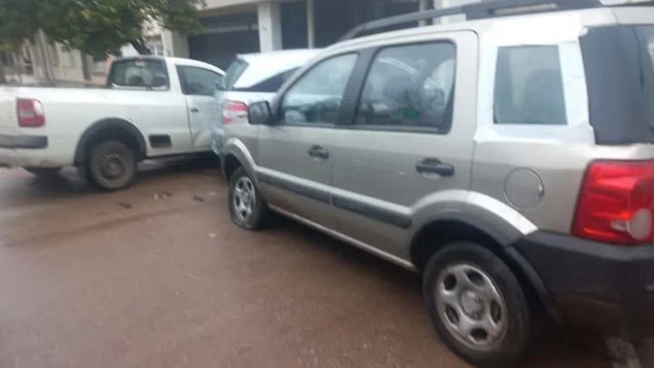 Tragedia: un hombre se descompensó mientras manejaba, chocó dos autos estacionados y murió