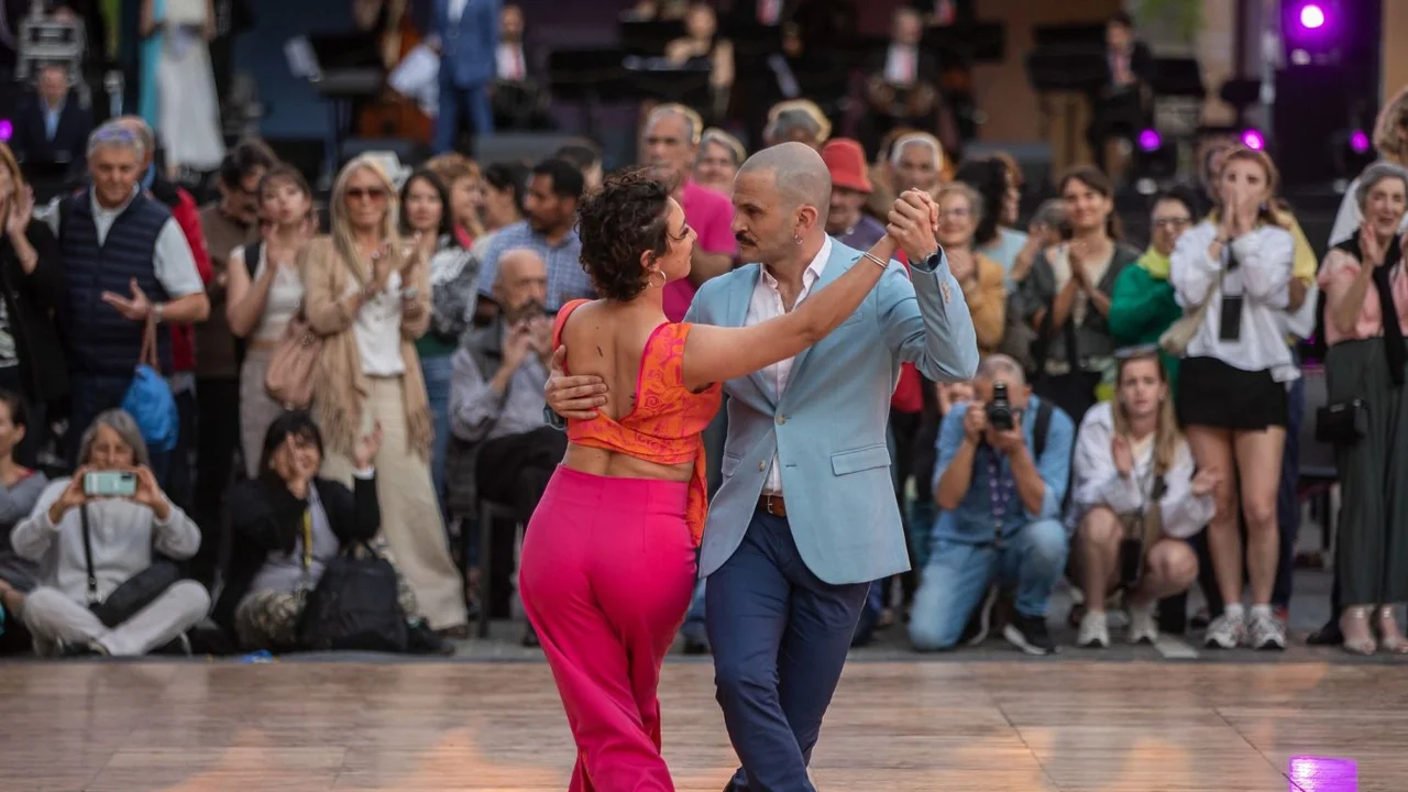 Pareja bailando tango