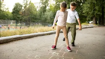 Niños juegan a la rayuela. Niños juegan a la rayuela.