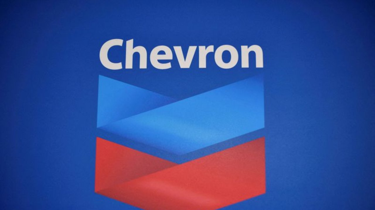 EEUU otorga a Chevron autorización limitada para mantener activos en Venezuela: fuentes