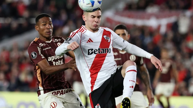 River empató de local ante Universitario y clasificó primero