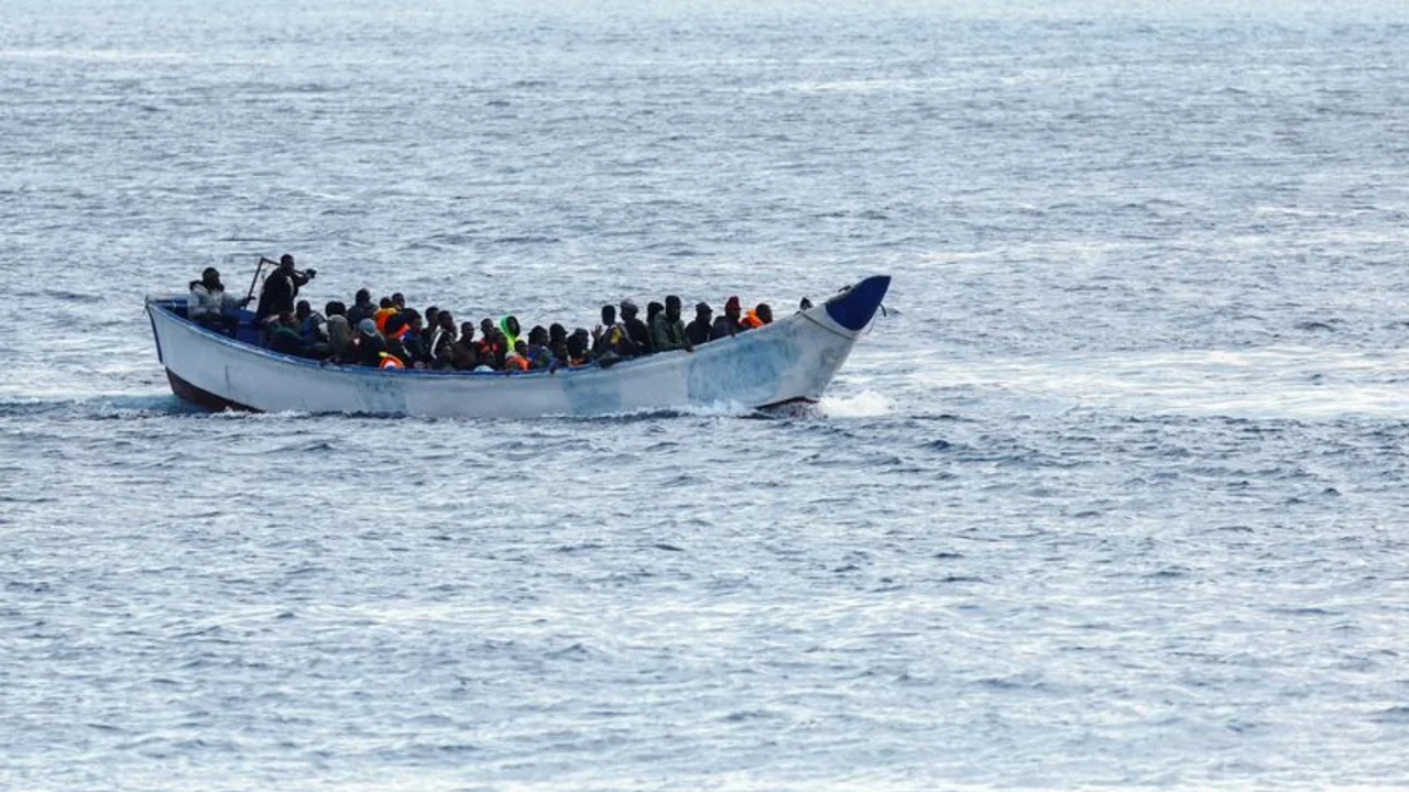 Seis personas mueren al volcar una embarcación de migrantes cerca de un puerto en Canarias