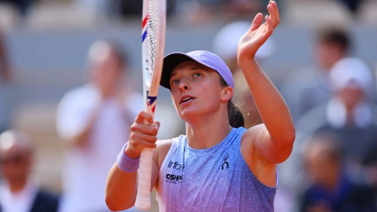 Swiatek aplasta a Raducanu y pasa a tercera ronda en Roland Garros; Zheng y Paolini también avanzan