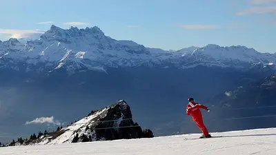 Avalancha de hielo y piedras sepulta pueblo suizo tras colapso de un glaciar, deja un desaparecido Avalancha de hielo y piedras sepulta pueblo suizo tras colapso de un glaciar, deja un desaparecido