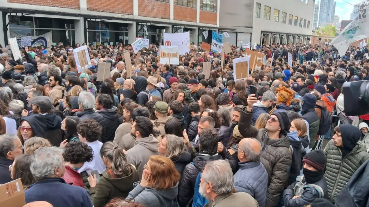 Miles de científicos protestaron contra el ajuste de Milei: "Cientificidio"