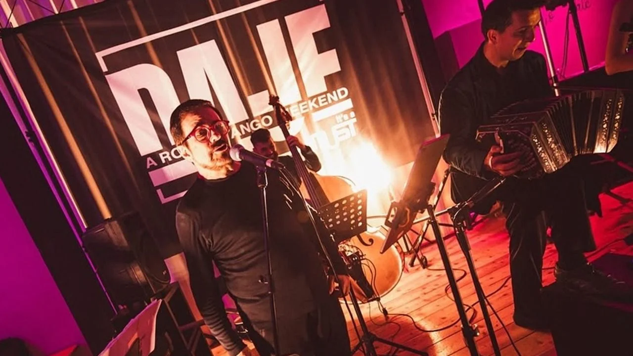 Guillermo Fernández cantando