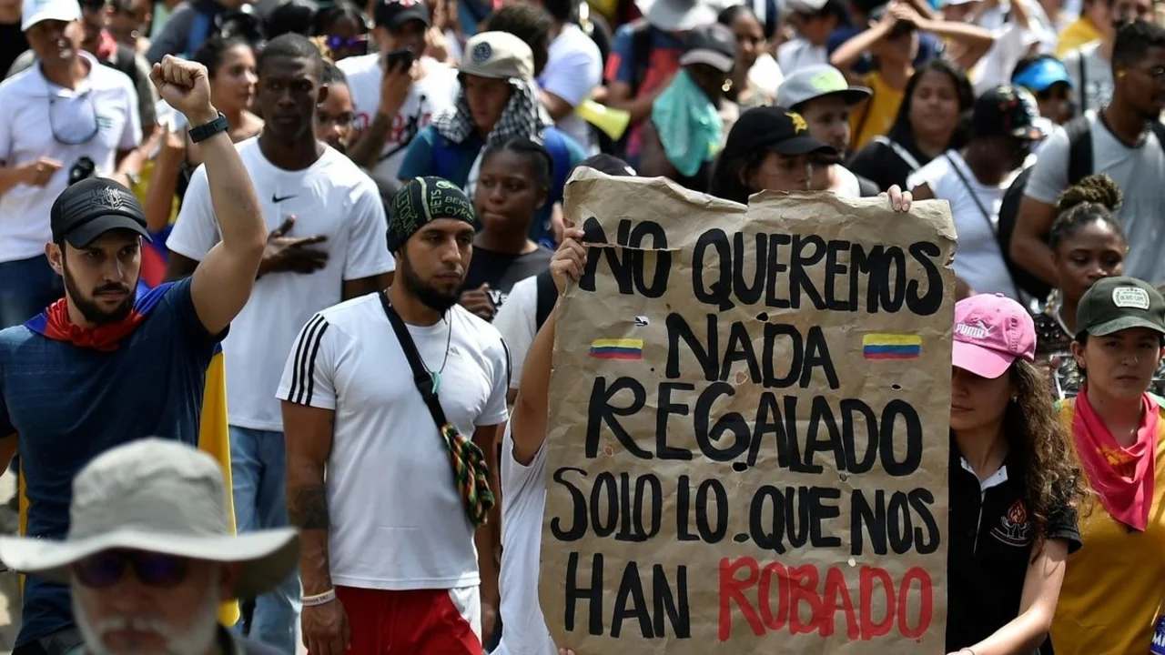 Trabajadores colombianos convocaron a paro por 48 horas para apoyar la reforma laboral de Petro