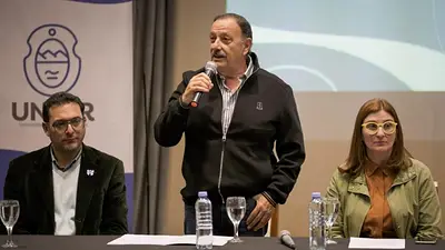 Quintela se desmarca del RIGI nacional y defiende un modelo con reglas claras: “La riqueza pertenece a nuestra provincia” Quintela se desmarca del RIGI nacional y defiende un modelo con reglas claras: “La riqueza pertenece a nuestra provincia”