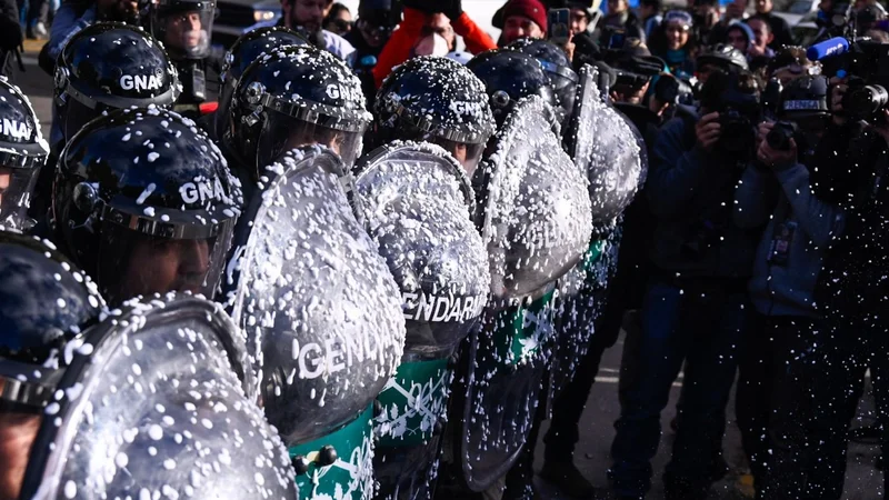 Las fuerzas reprimieron con gases y bastonazos en la marcha de jubilados 
