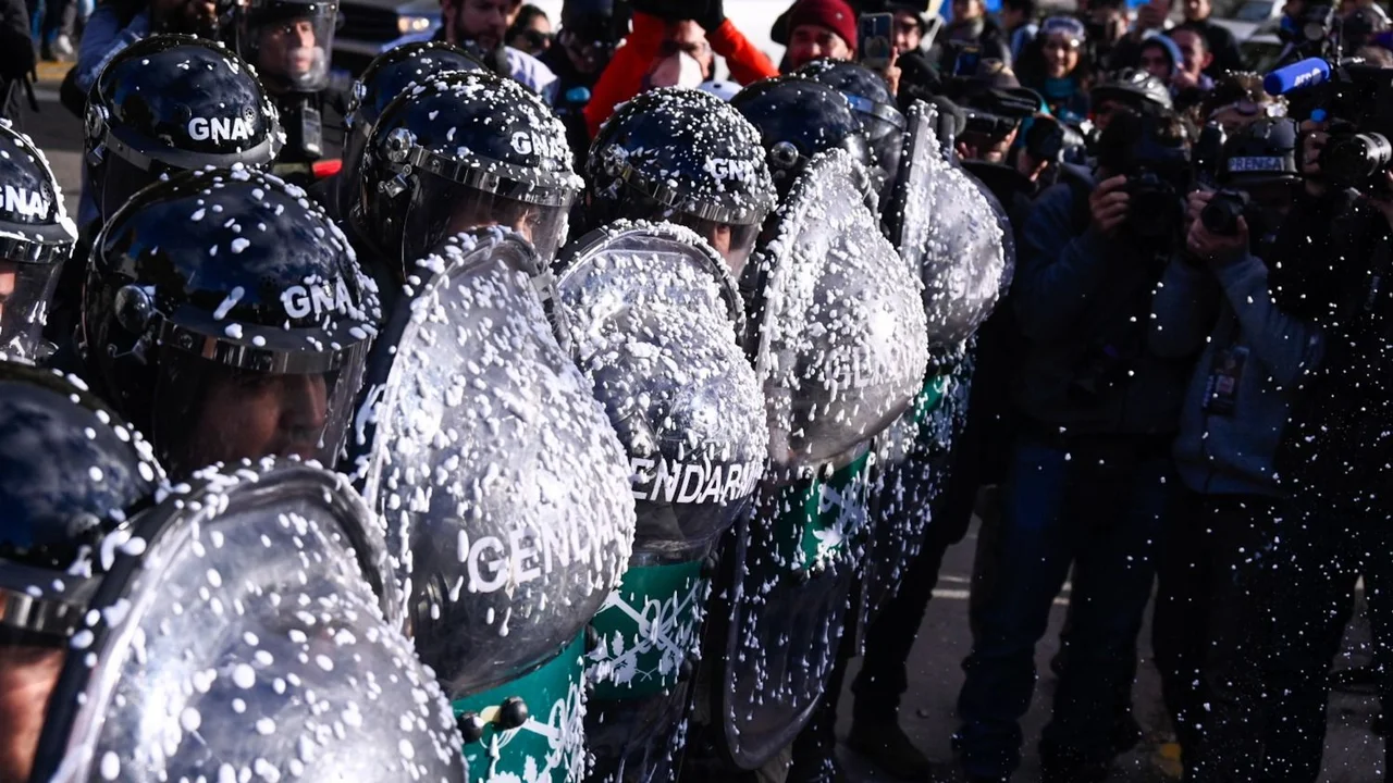 Las fuerzas reprimieron con gases y bastonazos en la marcha de jubilados 
