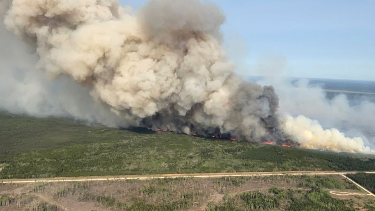 Canadá insta a evacuar a miles de personas por la propagación de los incendios