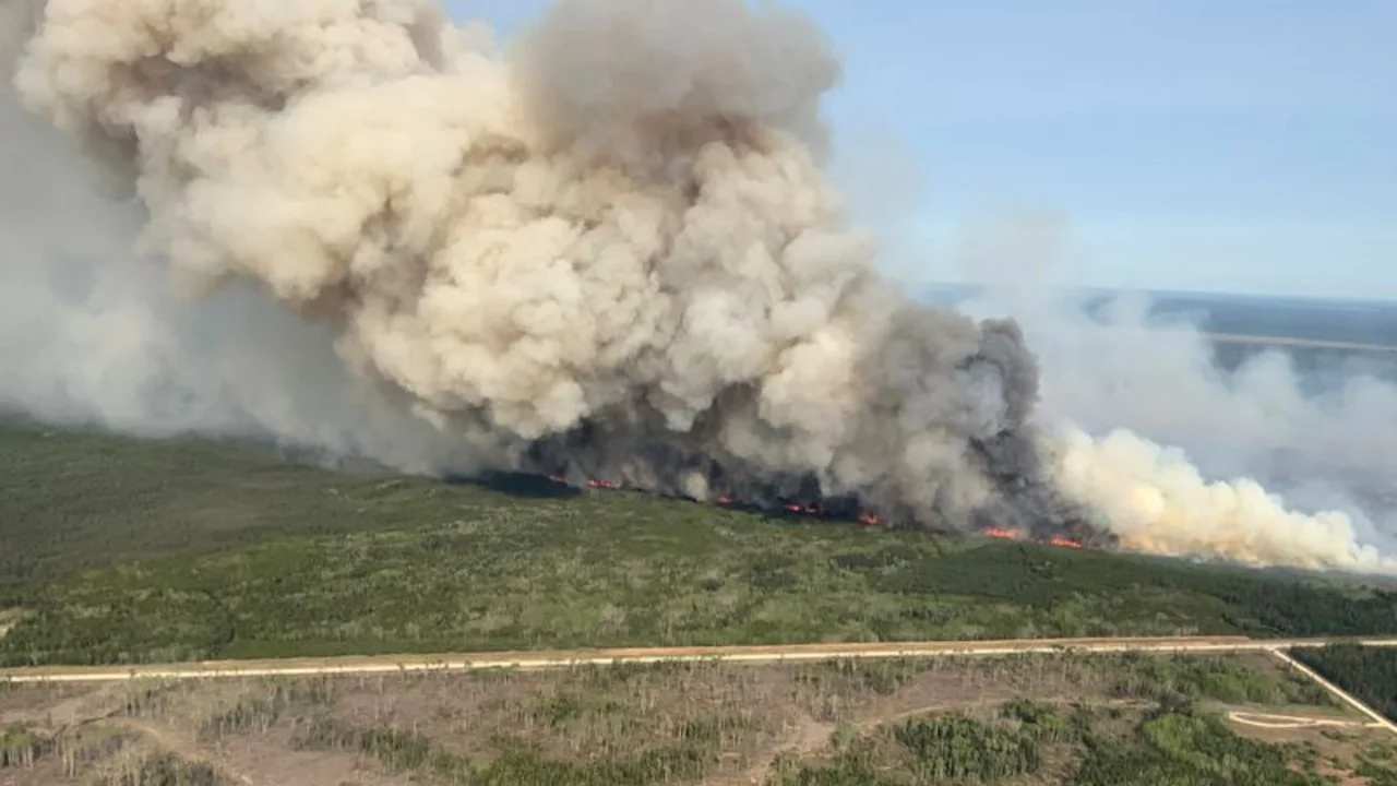 Canadá insta a evacuar a miles de personas por la propagación de los incendios