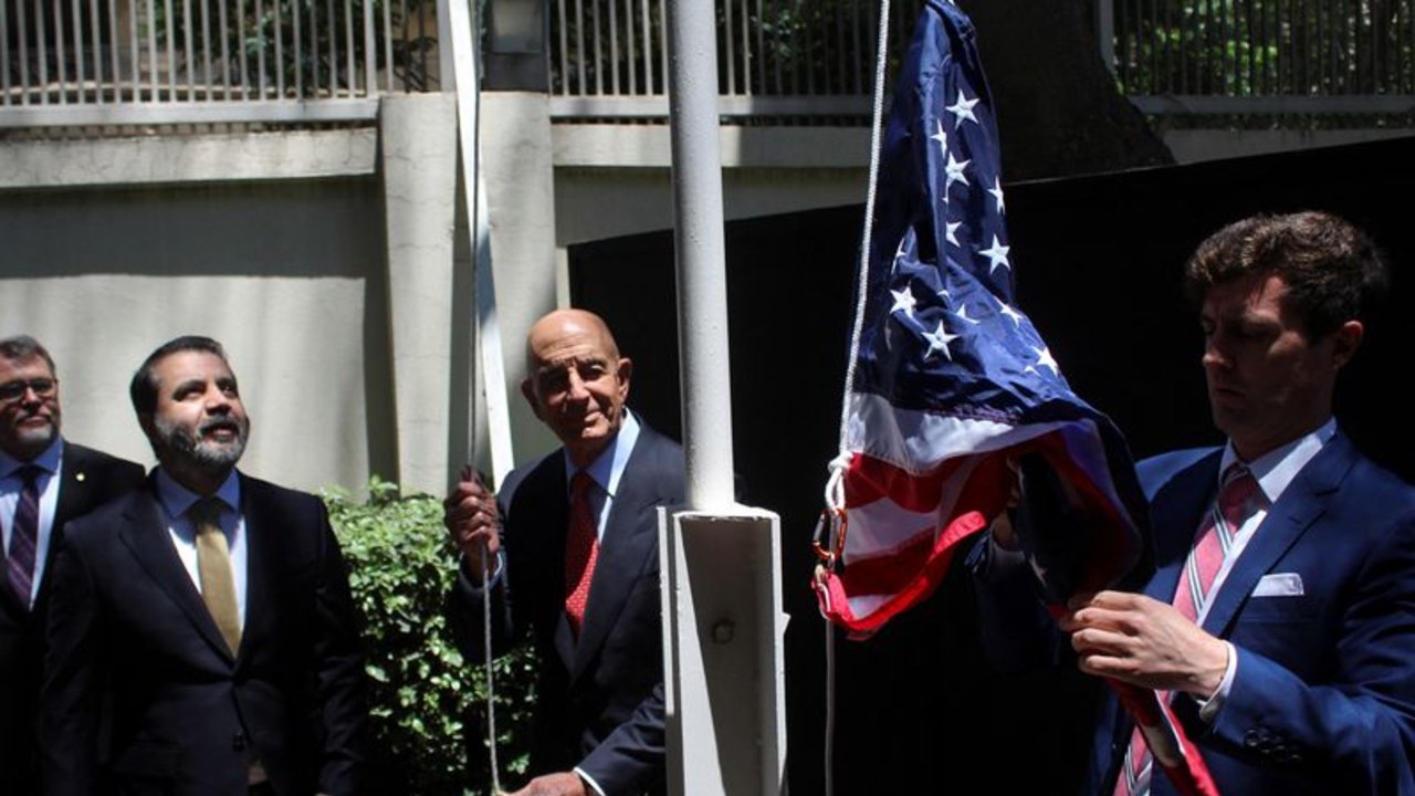 El enviado de EEUU para Siria iza la bandera en su residencia de Damasco mientras mejoran los lazos
