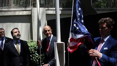 El enviado de EEUU para Siria iza la bandera en su residencia de Damasco mientras mejoran los lazos El enviado de EEUU para Siria iza la bandera en su residencia de Damasco mientras mejoran los lazos