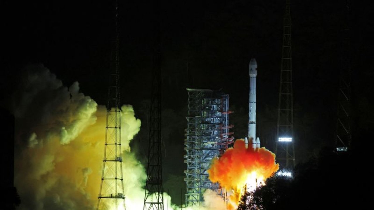 China lanza una misión espacial para tomar muestras de asteroides