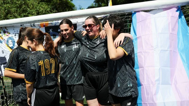 Mujeres trans encuentran un espacio seguro en un club de fútbol de Londres