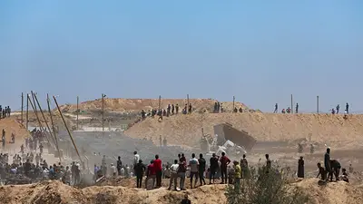 El sistema de ayuda a Gaza está bajo presión mientras miles de personas buscan alimentos El sistema de ayuda a Gaza está bajo presión mientras miles de personas buscan alimentos