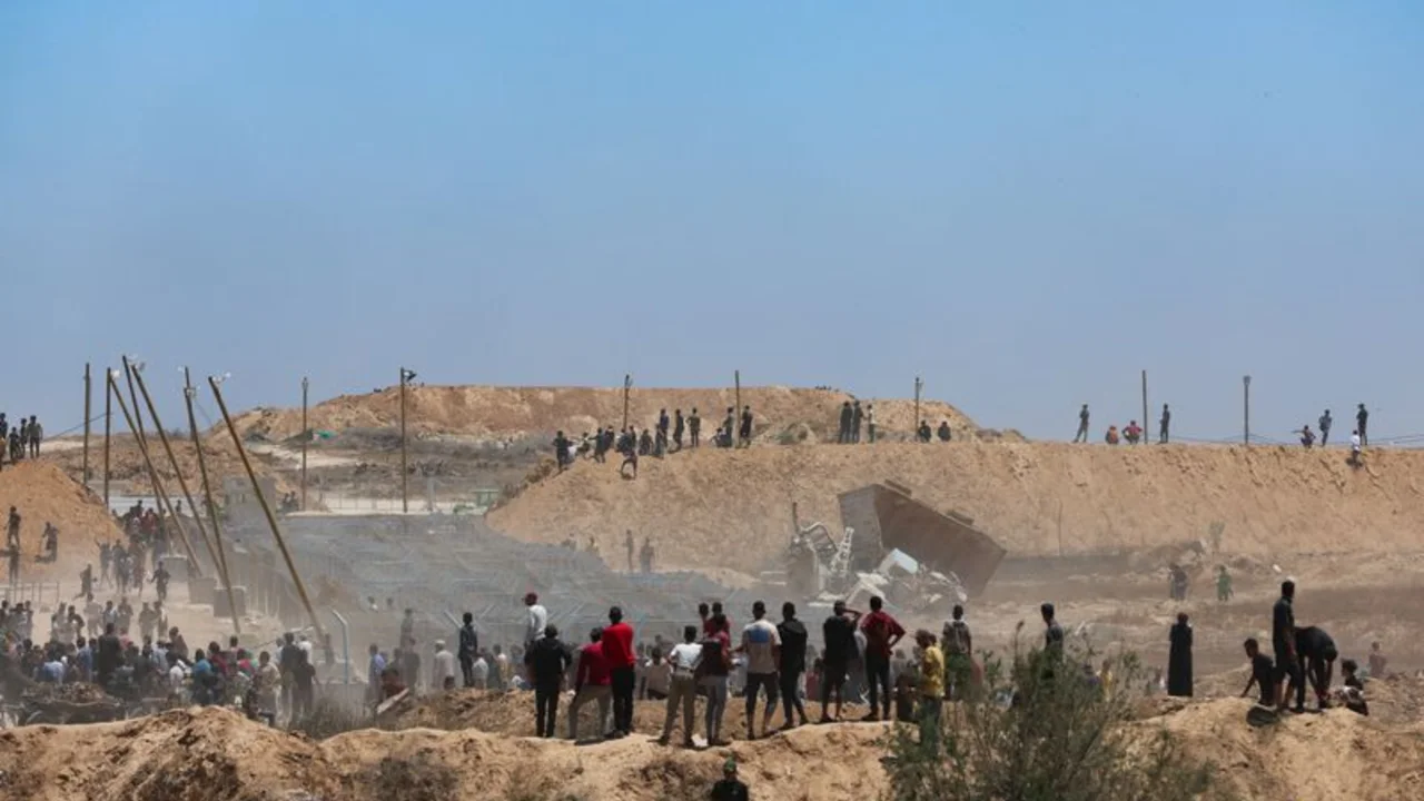 El sistema de ayuda a Gaza está bajo presión mientras miles de personas buscan alimentos