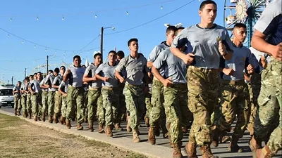 El Gobierno lanza un Servicio Militar Voluntario: "Fuego sagrado" El Gobierno lanza un Servicio Militar Voluntario: "Fuego sagrado"