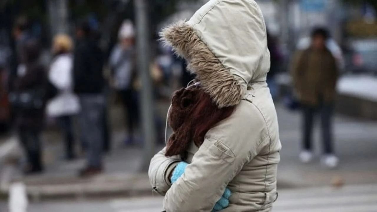 Una persona muy abrigada en la calle
