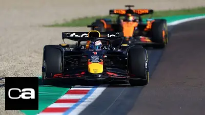El RB21 de Max Verstappen delante de un McLaren. El RB21 de Max Verstappen delante de un McLaren.