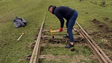 El guardián de las vías: fue despedido en los noventa y hace 20 años mantiene el riel abandonado para cuando el tren vuelva a General Belgrano