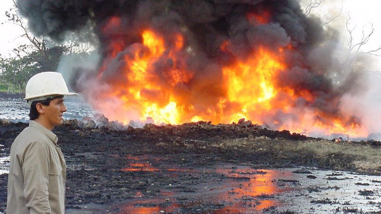 Ataque explosivo obliga a suspender bombeo de crudo por oleoducto colombiano Bicentenario