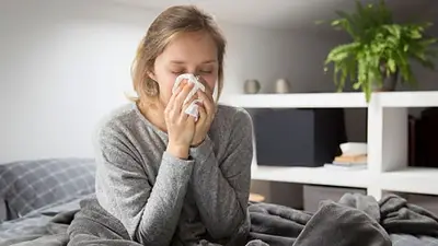 Una mujer con gripe. Una mujer con gripe.