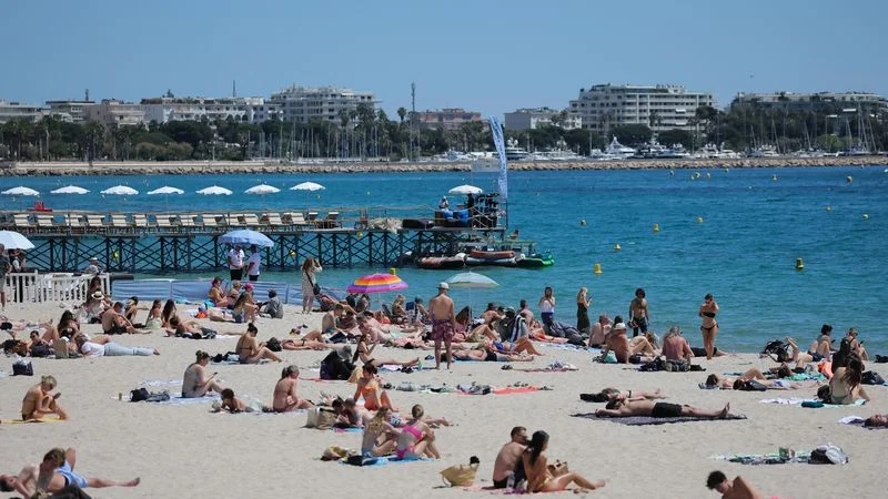 Francia prohibirá fumar en playas, parques y exteriores de los colegios para proteger a los niños
