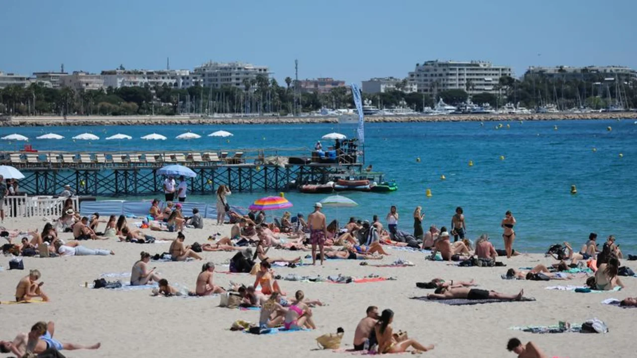Francia prohibirá fumar en playas, parques y exteriores de los colegios para proteger a los niños