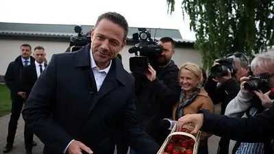 Golpes y bolsas de tabaco: la carrera presidencial polaca se vuelve personal Golpes y bolsas de tabaco: la carrera presidencial polaca se vuelve personal