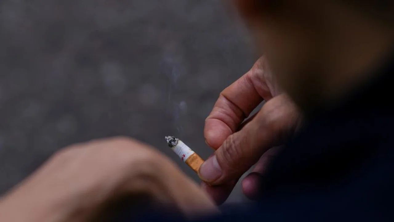 Crisis mundiales perturban esfuerzos por conseguir que millones de personas dejen de fumar: informe