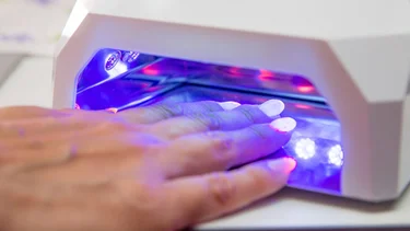 Cáncer de piel: científicos argentinos descubrieron el peligro de hacerse este tipo de uñas