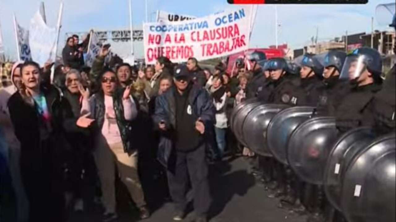 Trabajadores de La Salada protestaron en Camino Negro ante un fuerte operativo de seguridad