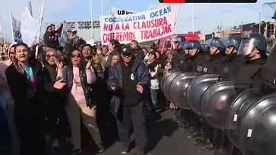 Trabajadores de La Salada protestaron en Camino Negro ante un fuerte operativo de seguridad Trabajadores de La Salada protestaron en Camino Negro ante un fuerte operativo de seguridad