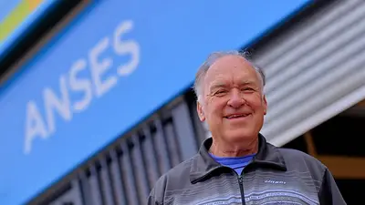 Jubilado feliz frente a ANSES. Jubilado feliz frente a ANSES.