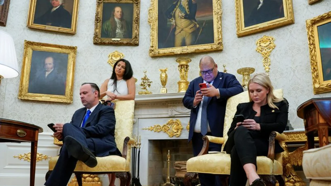 Trump elogia a Musk en el Despacho Oval al finalizar el turbulento mandato del multimillonario