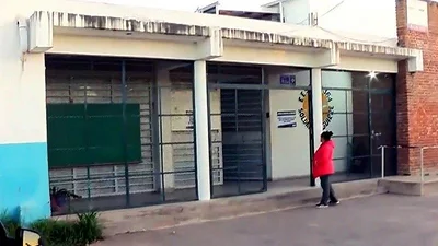 Escalada de violencia en Rosario: dos adolescentes fueron armados al colegio mientras Milei desregula su portación Escalada de violencia en Rosario: dos adolescentes fueron armados al colegio mientras Milei desregula su portación
