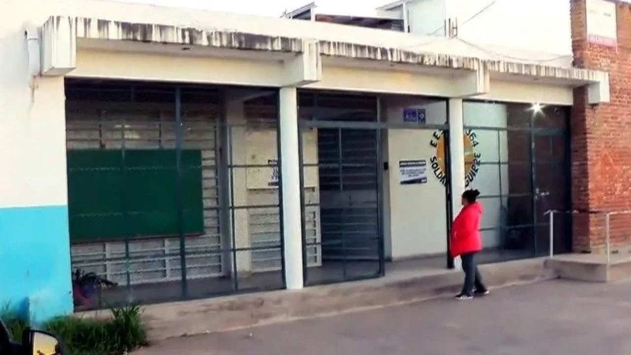 Escalada de violencia en Rosario: dos adolescentes fueron armados al colegio mientras Milei desregula su portación