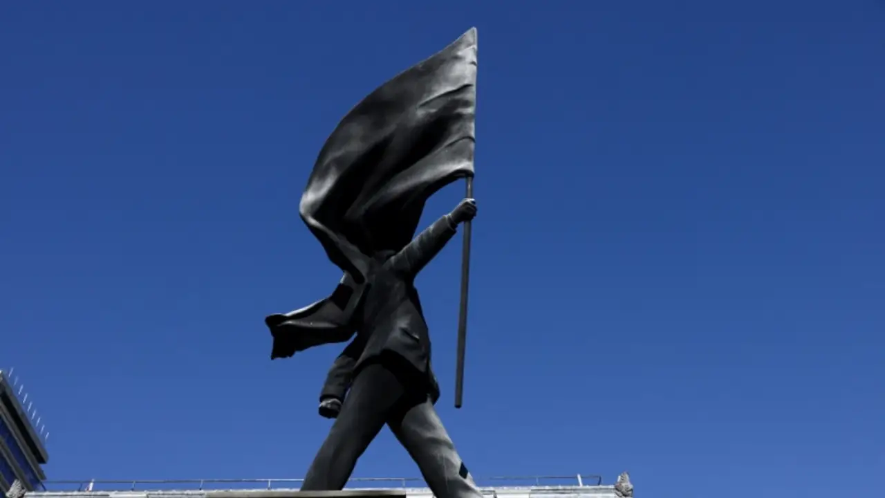 Londres, encantado con la nueva estatua de Banksy de un hombre cegado por una bandera