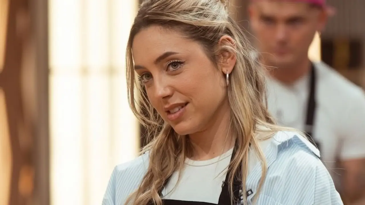 Sofía Martínez en pareja con un artista de una banda popular.