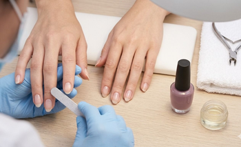 El color de uñas claro y elegante que va a ser tendencia en otoño | Moda